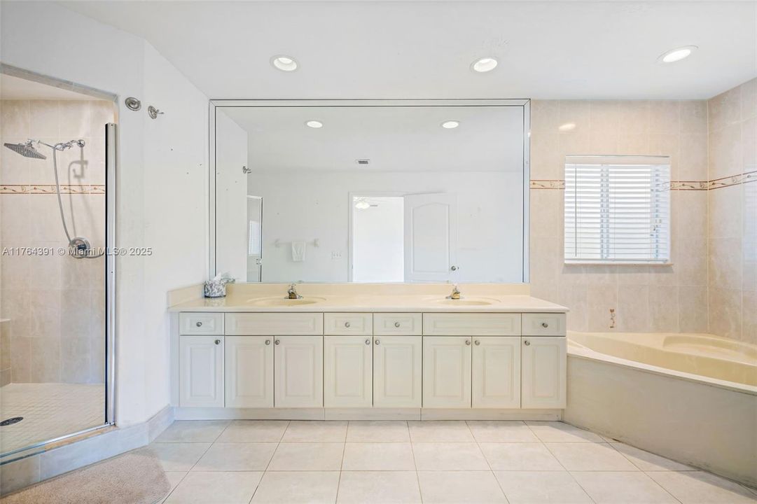 Vendido Recientemente: $775,000 (4 camas, 3 baños, 2339 Pies cuadrados)