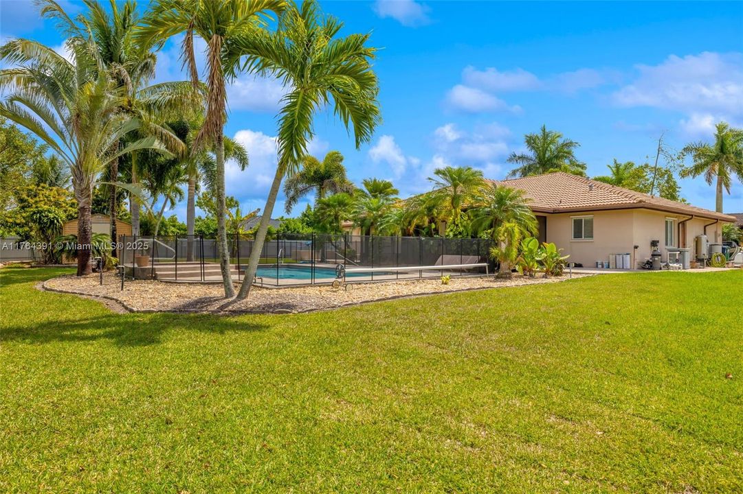 Vendido Recientemente: $775,000 (4 camas, 3 baños, 2339 Pies cuadrados)