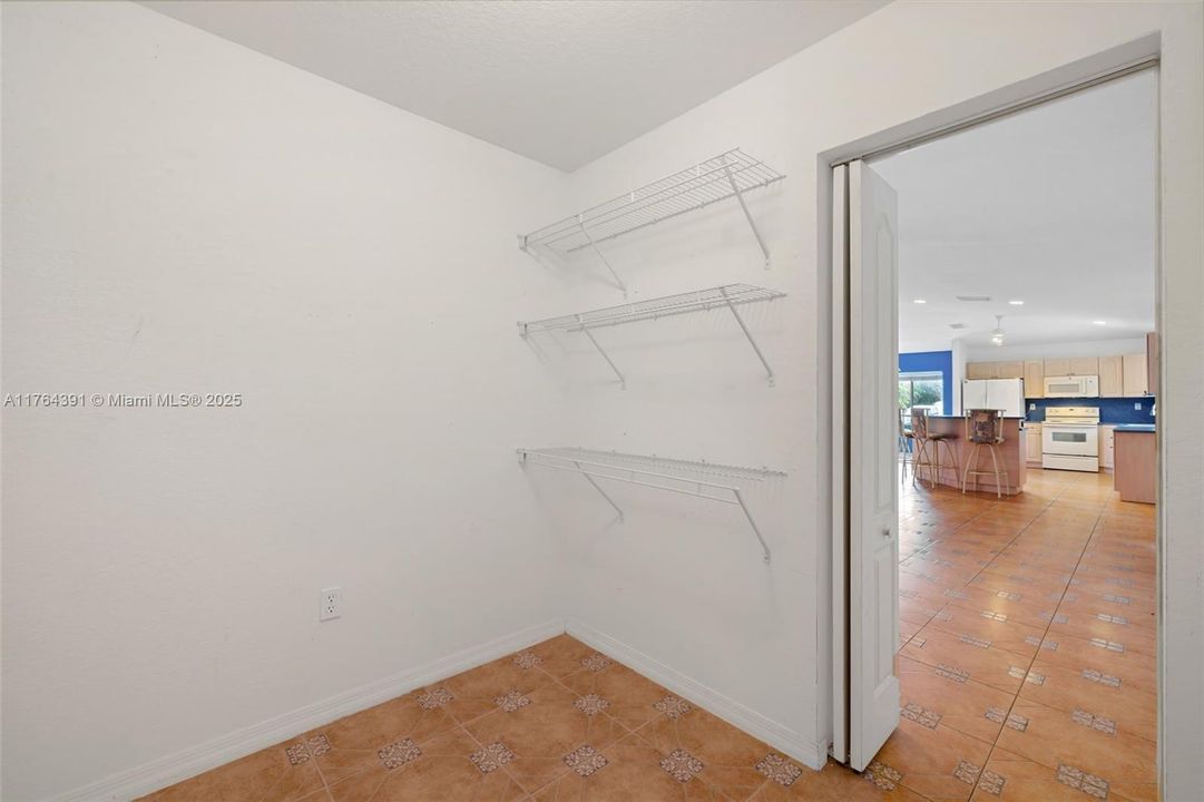 Vendido Recientemente: $775,000 (4 camas, 3 baños, 2339 Pies cuadrados)