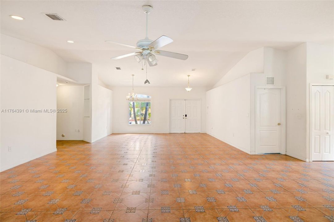 Vendido Recientemente: $775,000 (4 camas, 3 baños, 2339 Pies cuadrados)