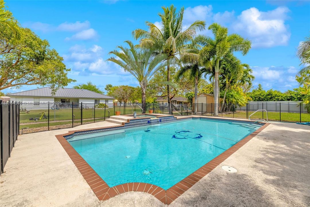 Vendido Recientemente: $775,000 (4 camas, 3 baños, 2339 Pies cuadrados)