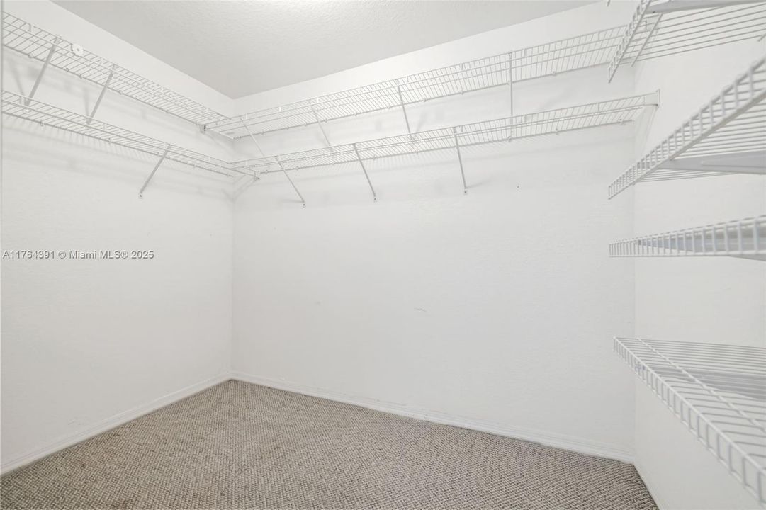 Vendido Recientemente: $775,000 (4 camas, 3 baños, 2339 Pies cuadrados)