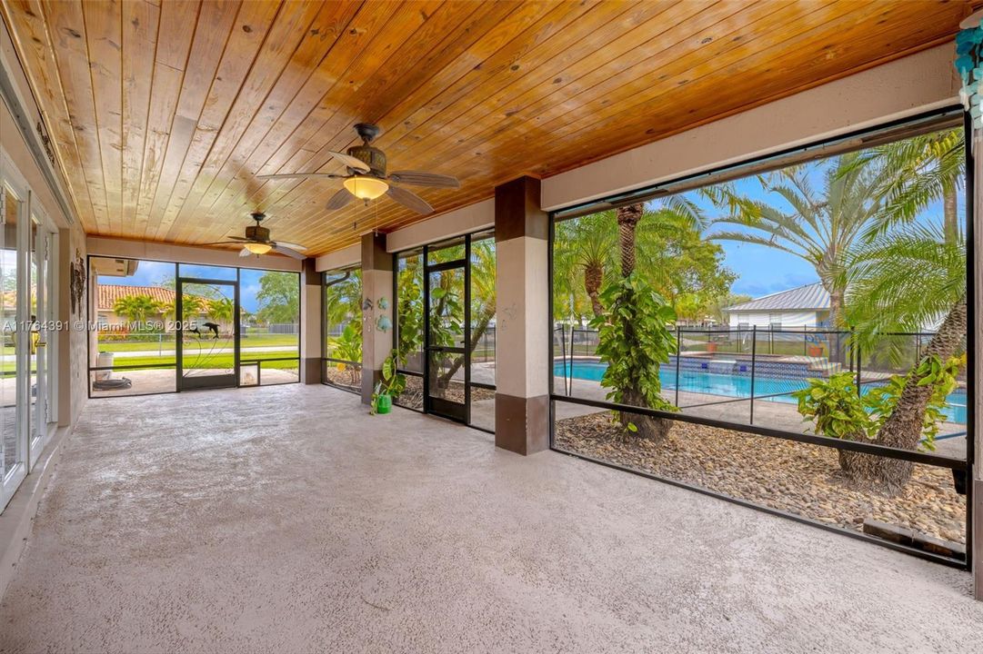 Vendido Recientemente: $775,000 (4 camas, 3 baños, 2339 Pies cuadrados)