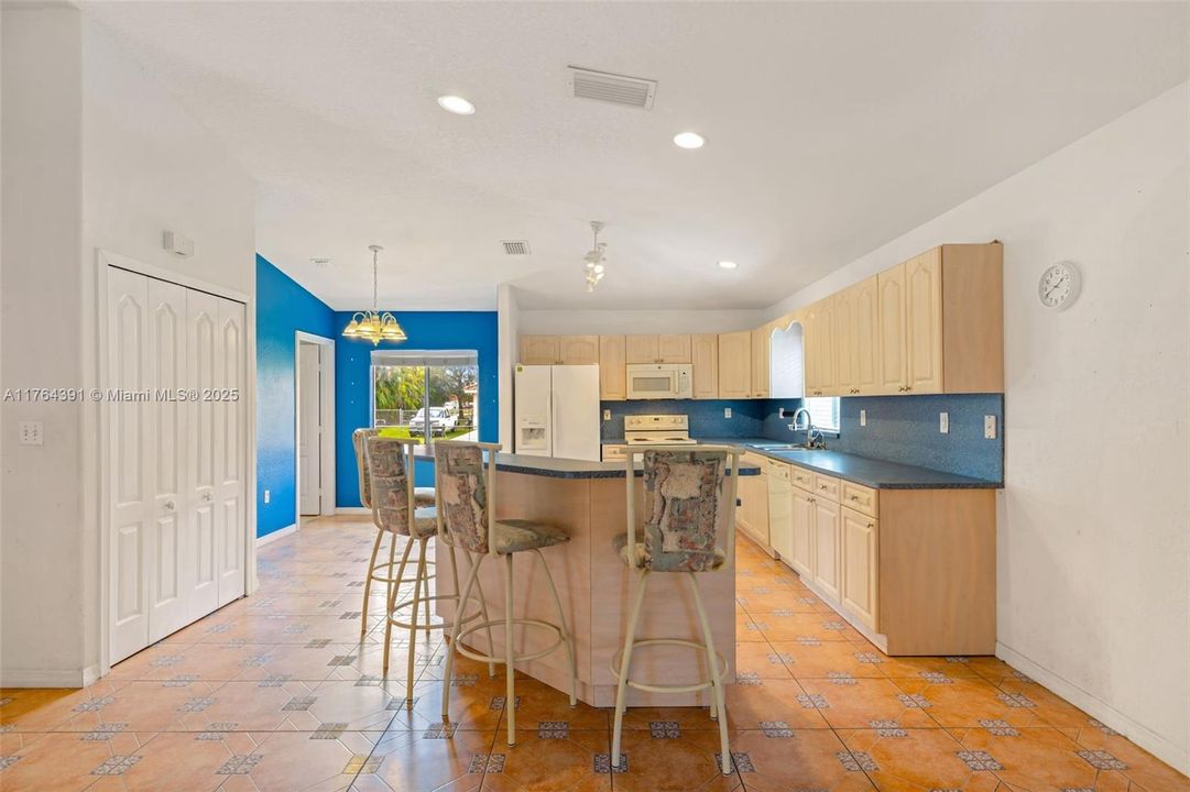 Vendido Recientemente: $775,000 (4 camas, 3 baños, 2339 Pies cuadrados)