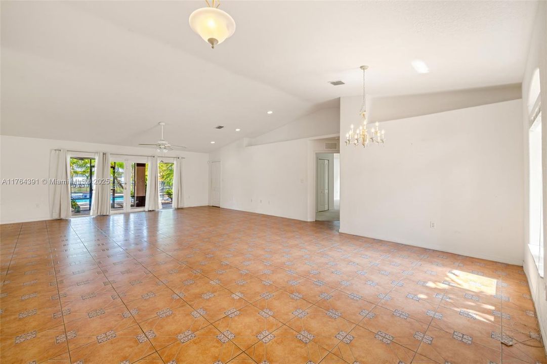 Vendido Recientemente: $775,000 (4 camas, 3 baños, 2339 Pies cuadrados)