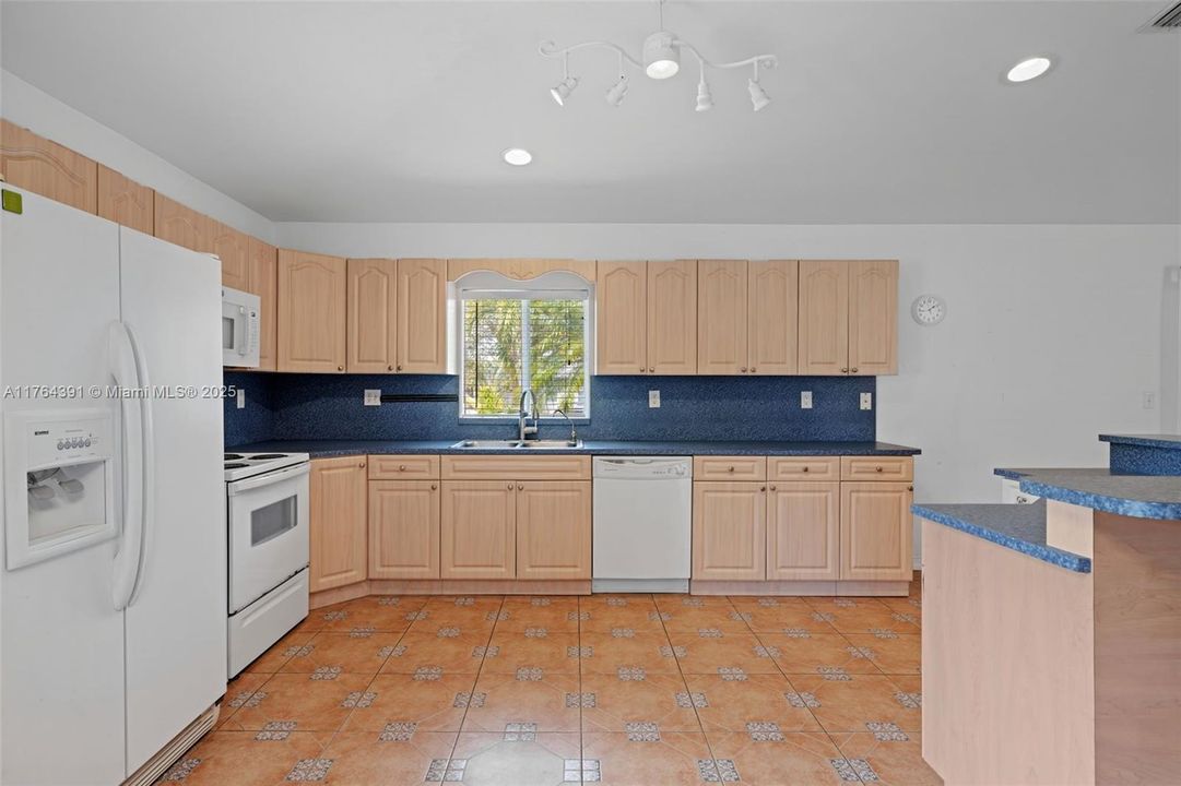 Vendido Recientemente: $775,000 (4 camas, 3 baños, 2339 Pies cuadrados)