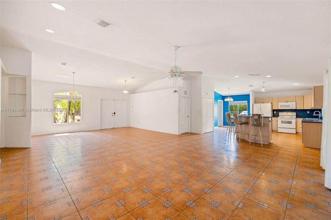 Vendido Recientemente: $775,000 (4 camas, 3 baños, 2339 Pies cuadrados)