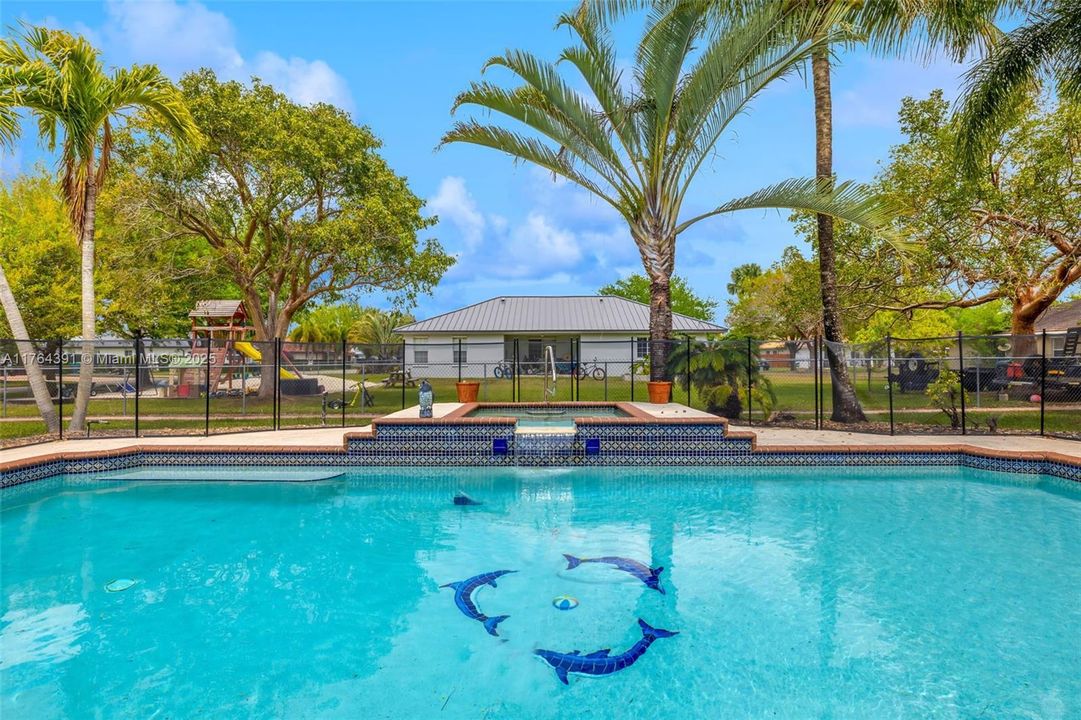 Vendido Recientemente: $775,000 (4 camas, 3 baños, 2339 Pies cuadrados)