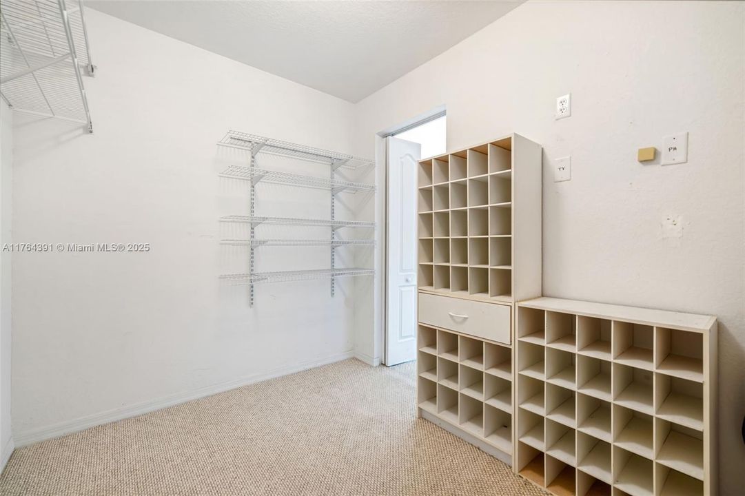 Vendido Recientemente: $775,000 (4 camas, 3 baños, 2339 Pies cuadrados)