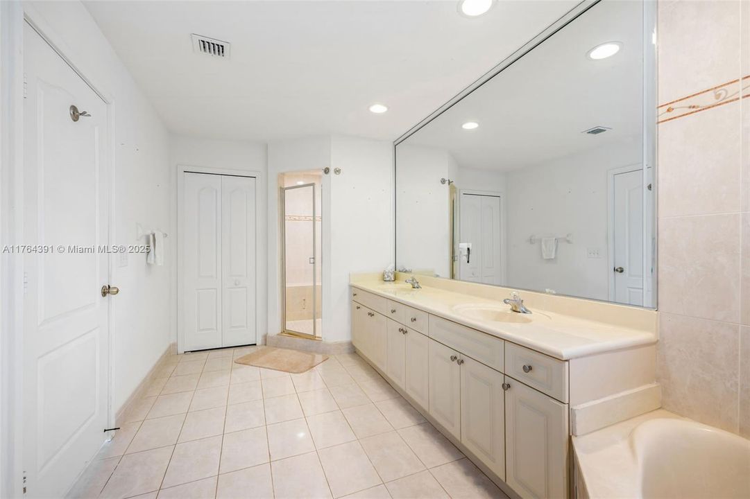 Vendido Recientemente: $775,000 (4 camas, 3 baños, 2339 Pies cuadrados)