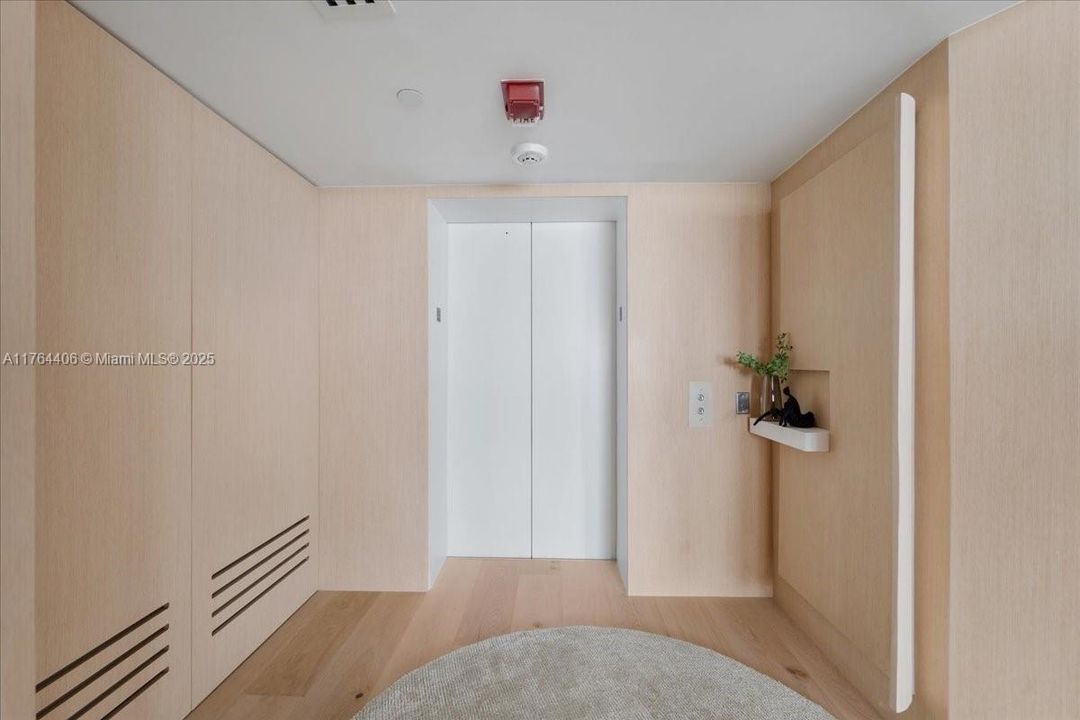 最近售出: $4,076,450 (3 贝兹, 3 浴室, 3065 平方英尺)