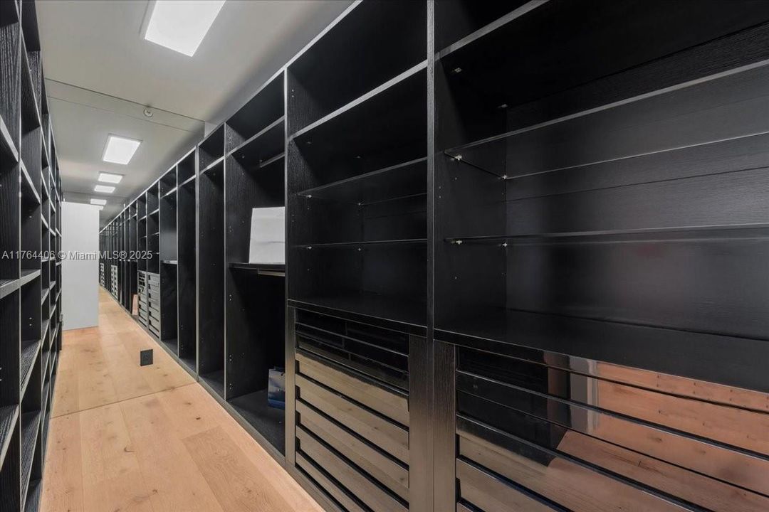 最近售出: $4,076,450 (3 贝兹, 3 浴室, 3065 平方英尺)