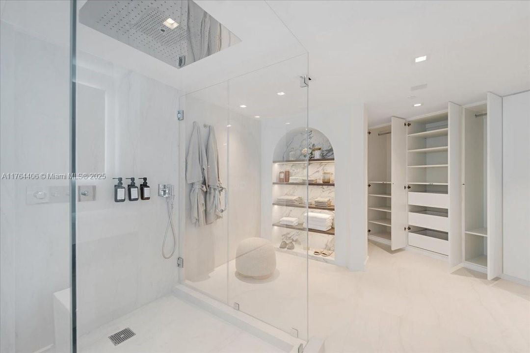 最近售出: $4,076,450 (3 贝兹, 3 浴室, 3065 平方英尺)