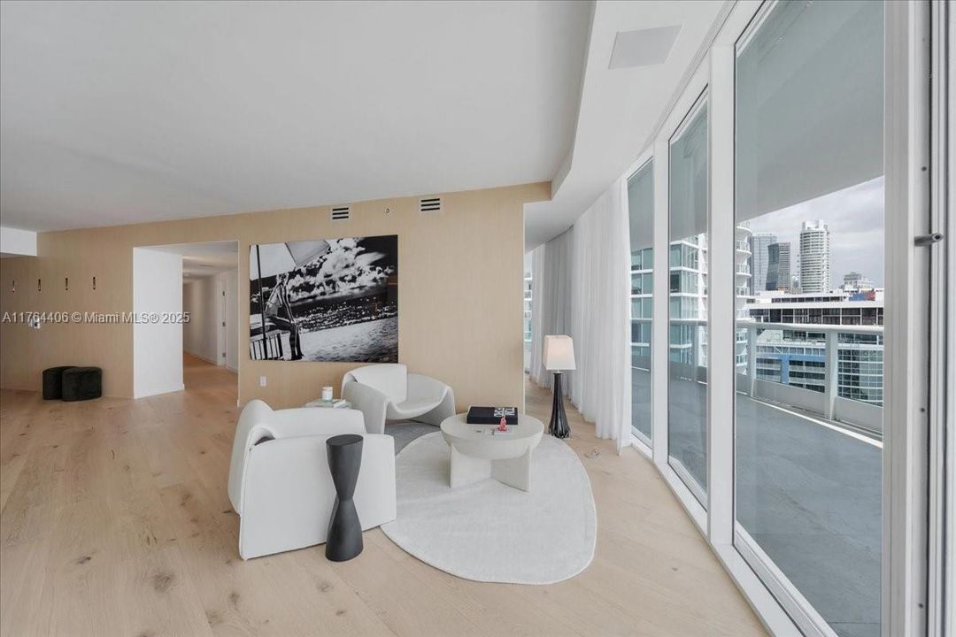 最近售出: $4,076,450 (3 贝兹, 3 浴室, 3065 平方英尺)