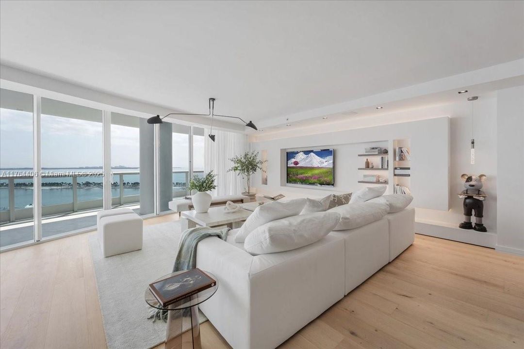 最近售出: $4,076,450 (3 贝兹, 3 浴室, 3065 平方英尺)