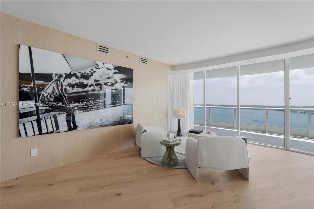 最近售出: $4,076,450 (3 贝兹, 3 浴室, 3065 平方英尺)