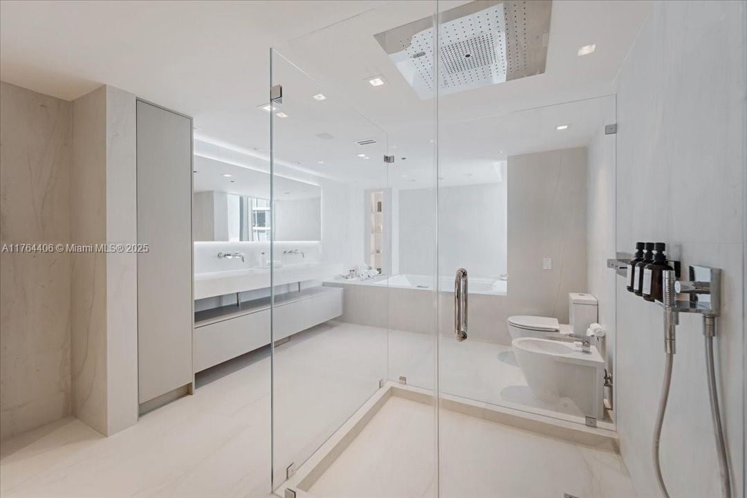 最近售出: $4,076,450 (3 贝兹, 3 浴室, 3065 平方英尺)