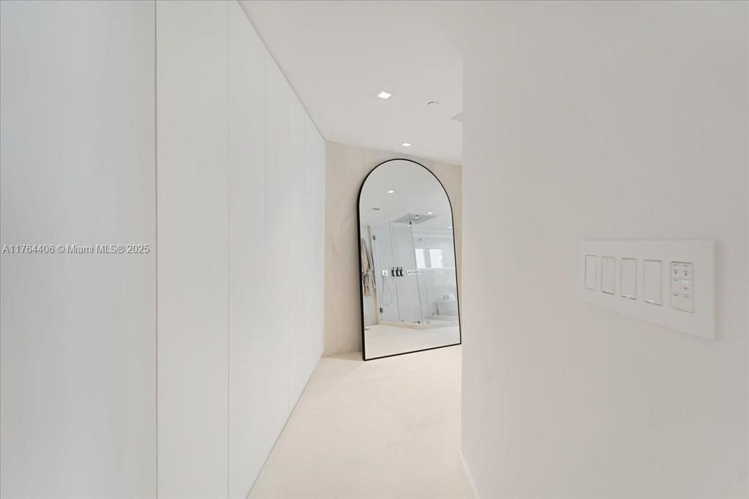 最近售出: $4,076,450 (3 贝兹, 3 浴室, 3065 平方英尺)