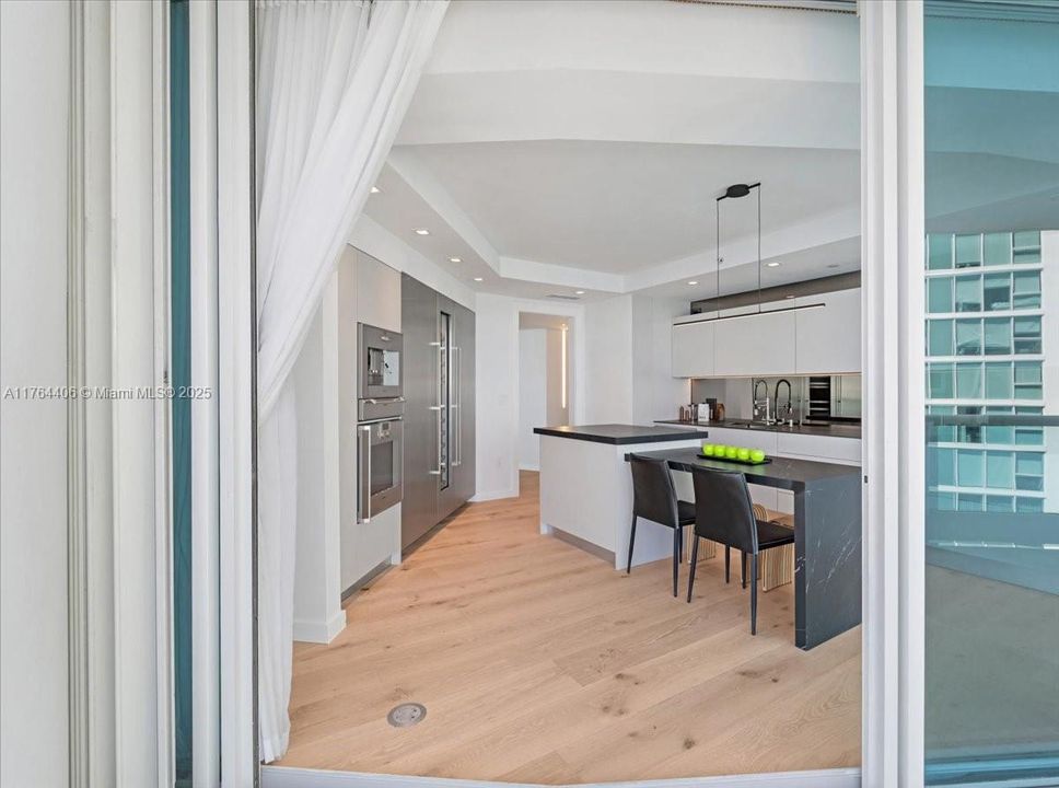 最近售出: $4,076,450 (3 贝兹, 3 浴室, 3065 平方英尺)