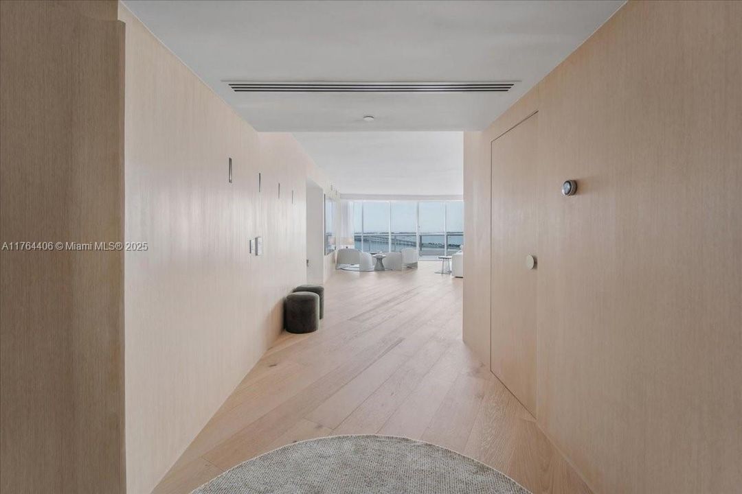 最近售出: $4,076,450 (3 贝兹, 3 浴室, 3065 平方英尺)