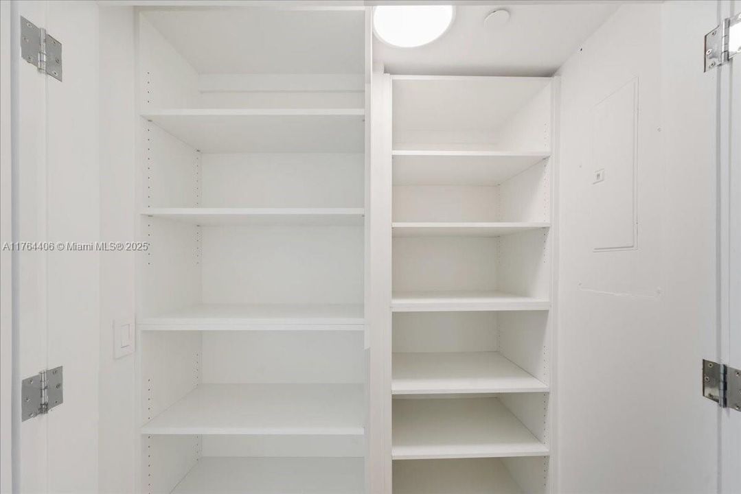 最近售出: $4,076,450 (3 贝兹, 3 浴室, 3065 平方英尺)