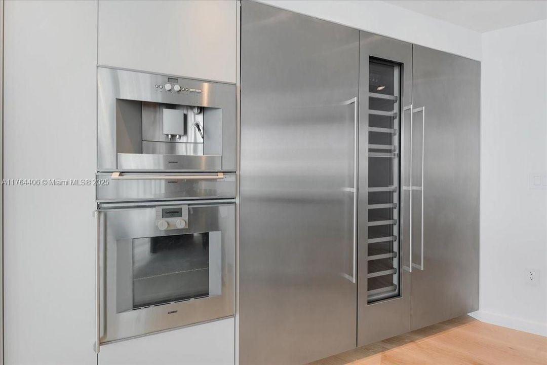 最近售出: $4,076,450 (3 贝兹, 3 浴室, 3065 平方英尺)