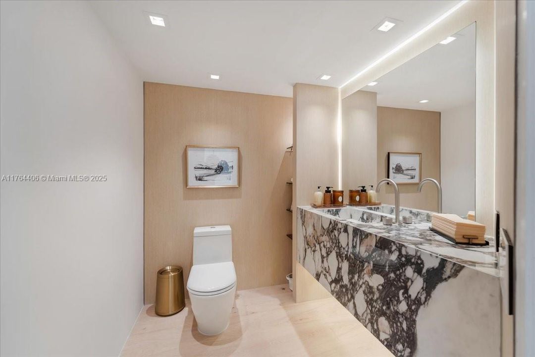 最近售出: $4,076,450 (3 贝兹, 3 浴室, 3065 平方英尺)