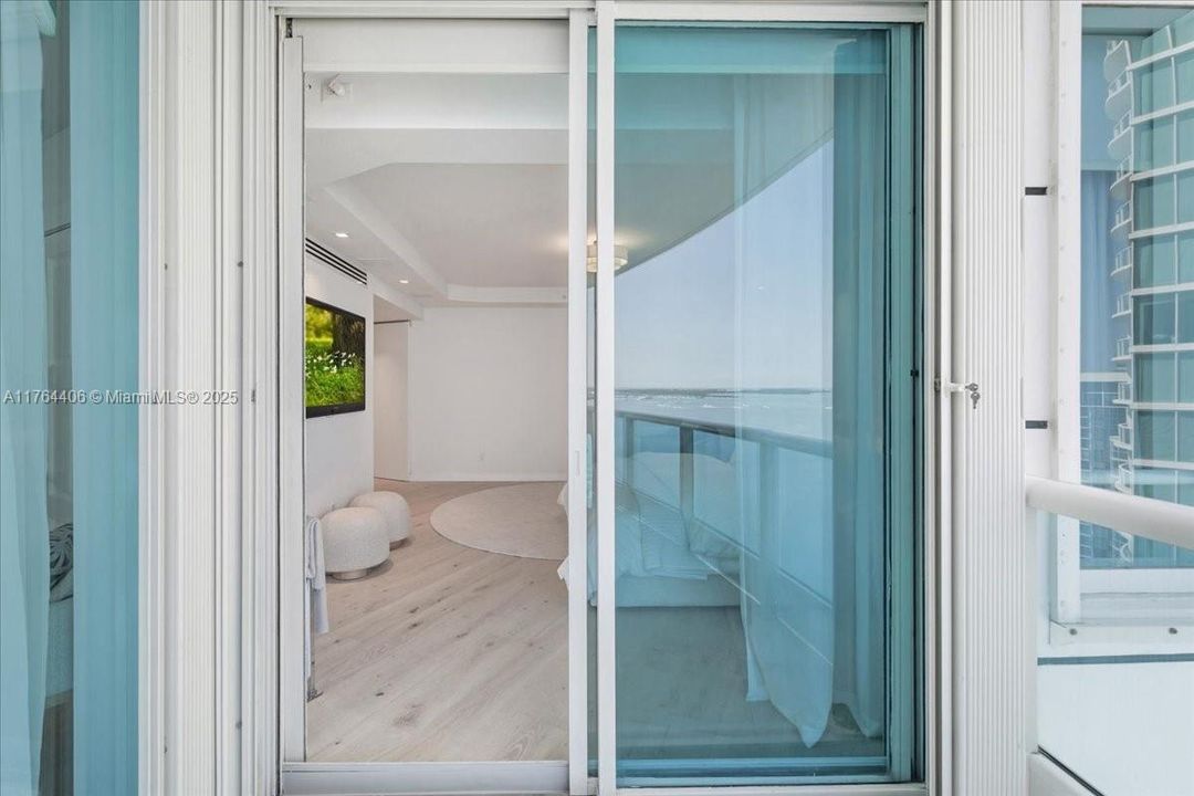 最近售出: $4,076,450 (3 贝兹, 3 浴室, 3065 平方英尺)