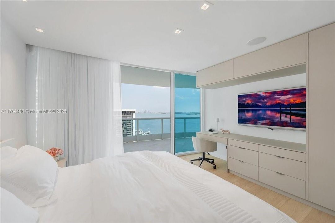 最近售出: $4,076,450 (3 贝兹, 3 浴室, 3065 平方英尺)