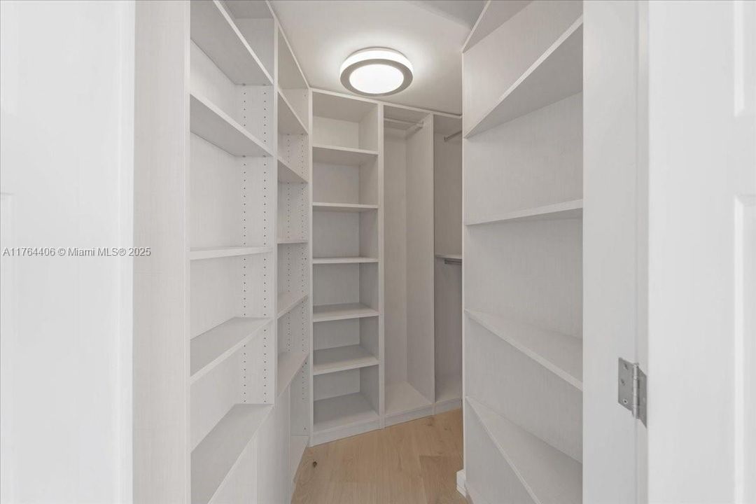 最近售出: $4,076,450 (3 贝兹, 3 浴室, 3065 平方英尺)