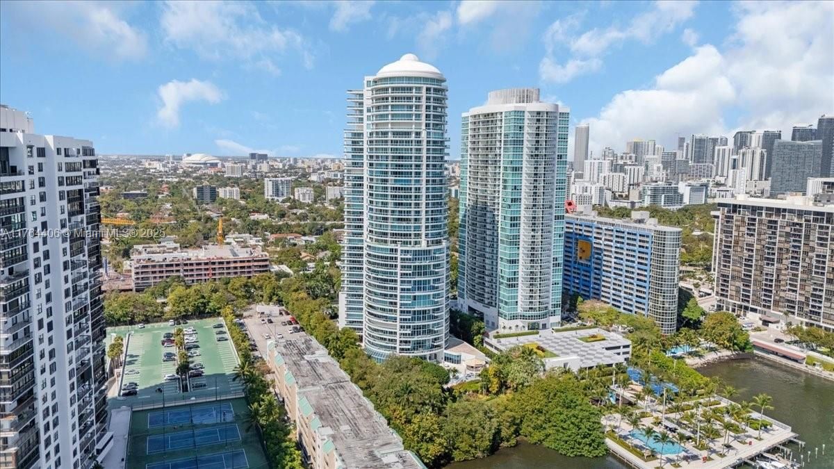 最近售出: $4,076,450 (3 贝兹, 3 浴室, 3065 平方英尺)