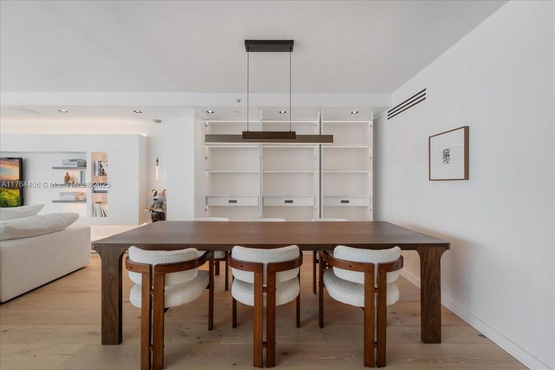 最近售出: $4,076,450 (3 贝兹, 3 浴室, 3065 平方英尺)