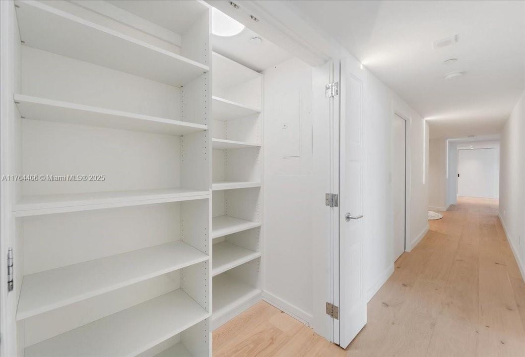 最近售出: $4,076,450 (3 贝兹, 3 浴室, 3065 平方英尺)