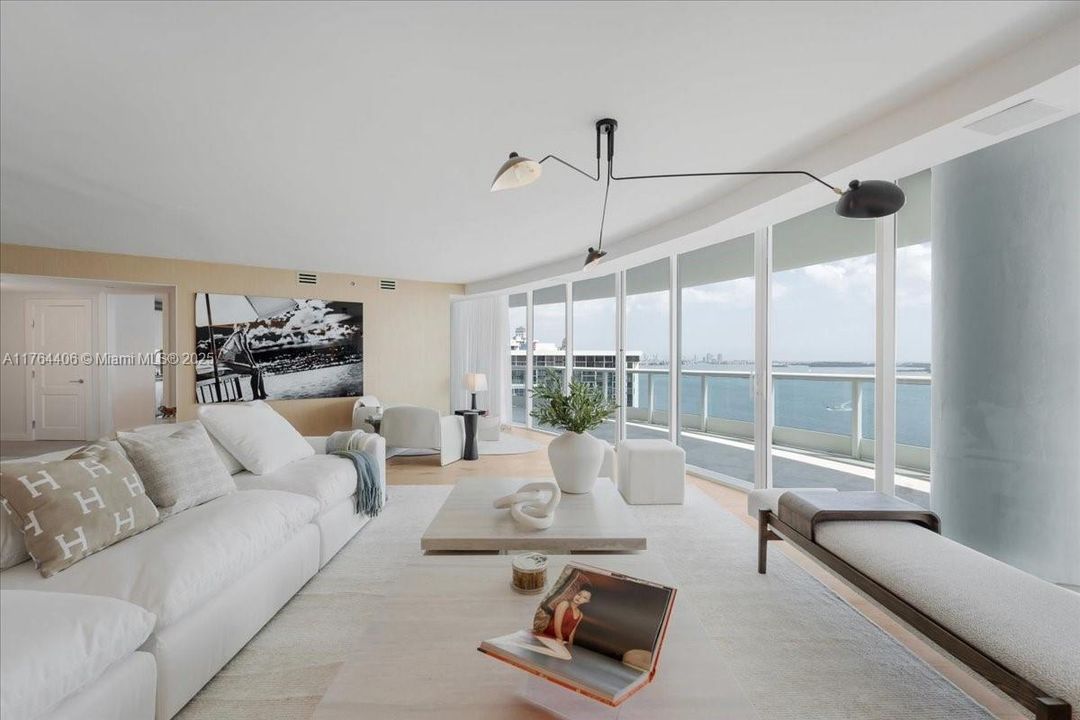 最近售出: $4,076,450 (3 贝兹, 3 浴室, 3065 平方英尺)