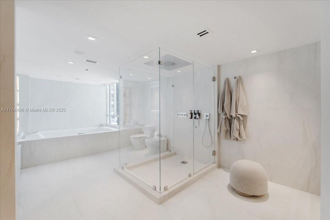 最近售出: $4,076,450 (3 贝兹, 3 浴室, 3065 平方英尺)