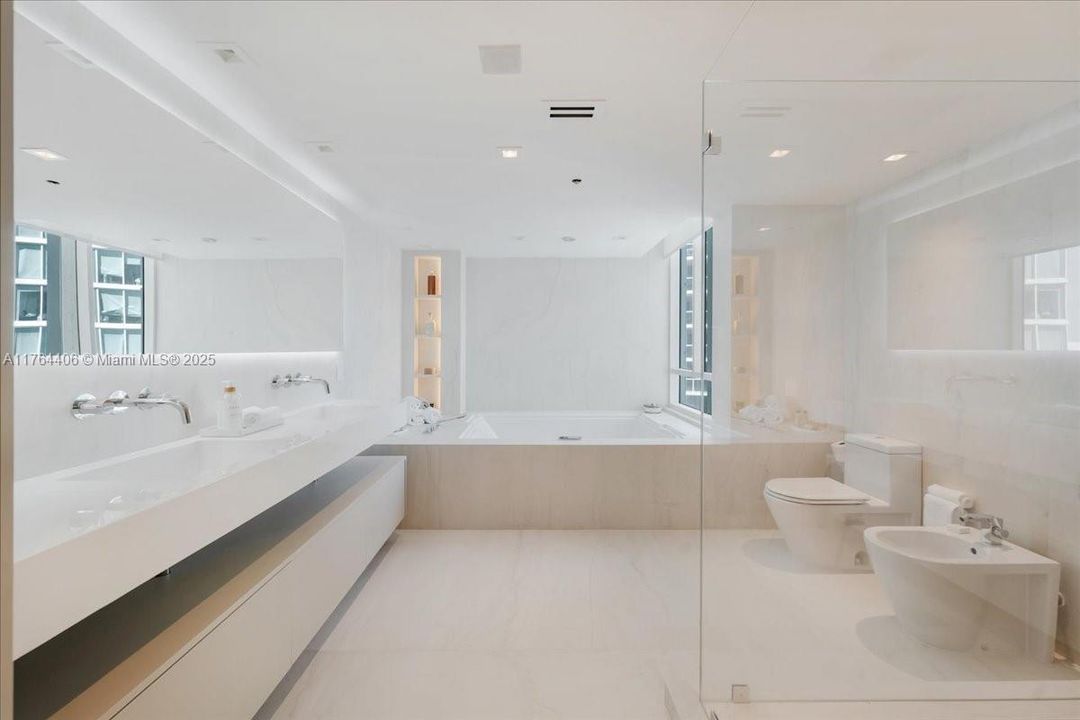 最近售出: $4,076,450 (3 贝兹, 3 浴室, 3065 平方英尺)