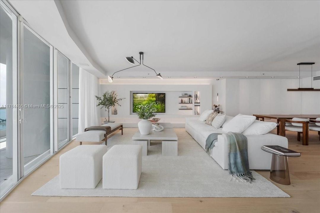 最近售出: $4,076,450 (3 贝兹, 3 浴室, 3065 平方英尺)