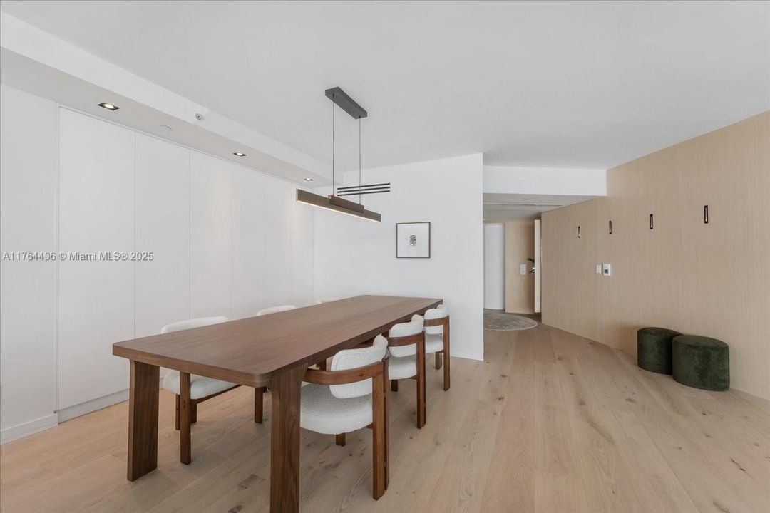 最近售出: $4,076,450 (3 贝兹, 3 浴室, 3065 平方英尺)