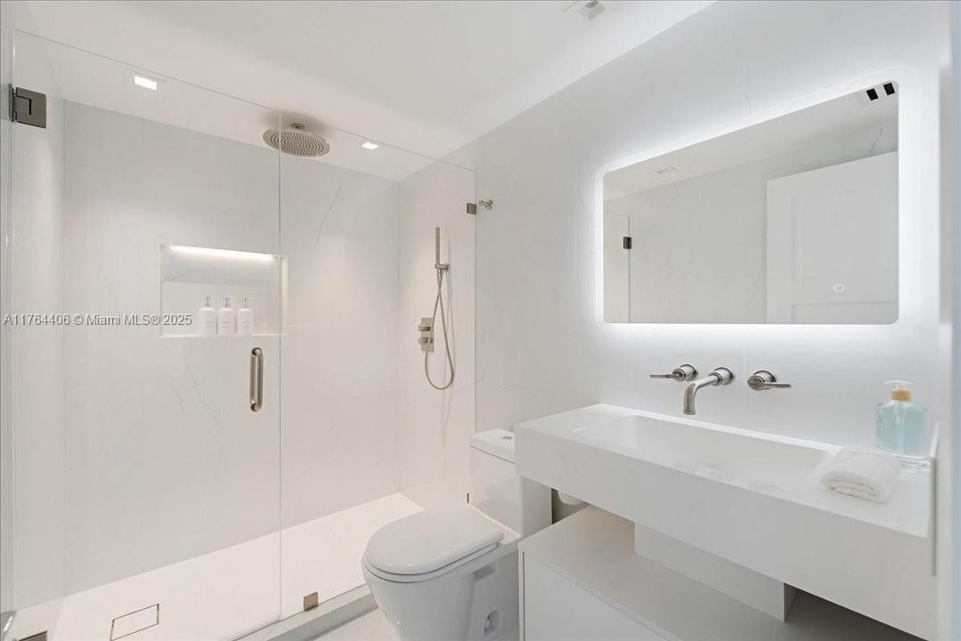 最近售出: $4,076,450 (3 贝兹, 3 浴室, 3065 平方英尺)