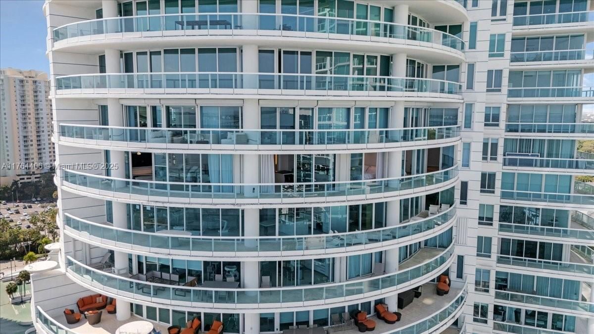 最近售出: $4,076,450 (3 贝兹, 3 浴室, 3065 平方英尺)