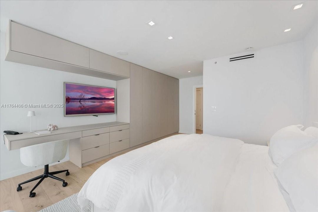 最近售出: $4,076,450 (3 贝兹, 3 浴室, 3065 平方英尺)