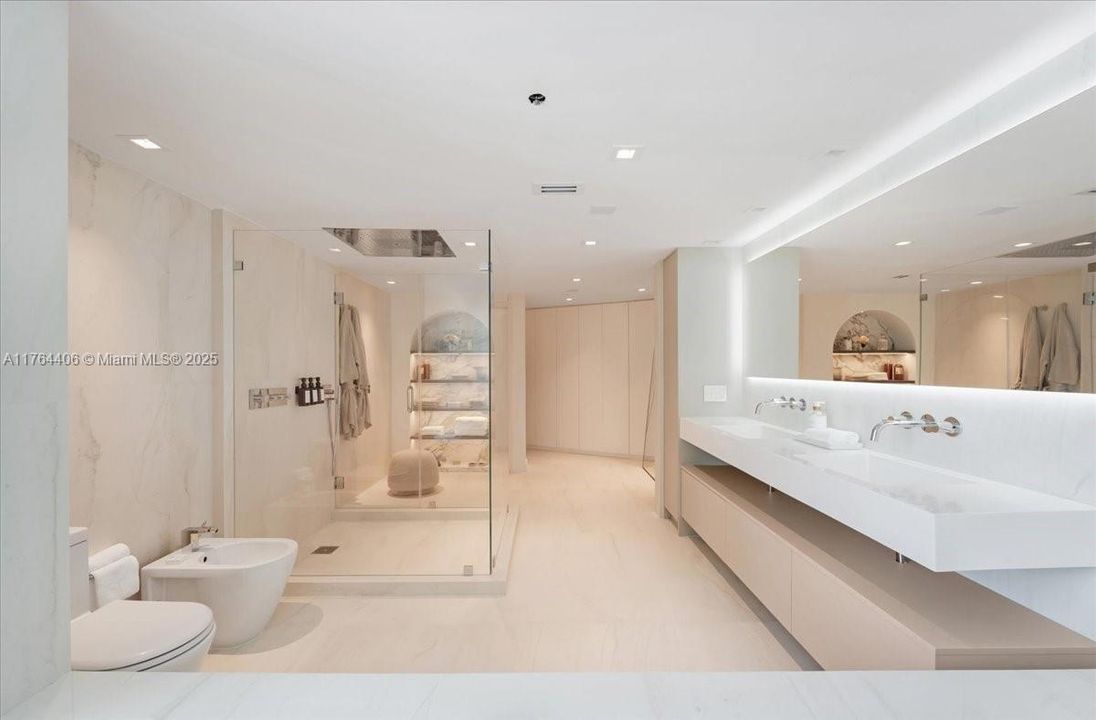 最近售出: $4,076,450 (3 贝兹, 3 浴室, 3065 平方英尺)