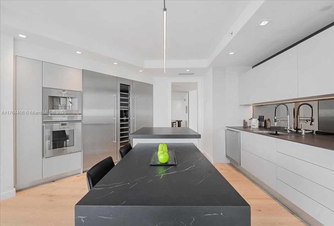 最近售出: $4,076,450 (3 贝兹, 3 浴室, 3065 平方英尺)