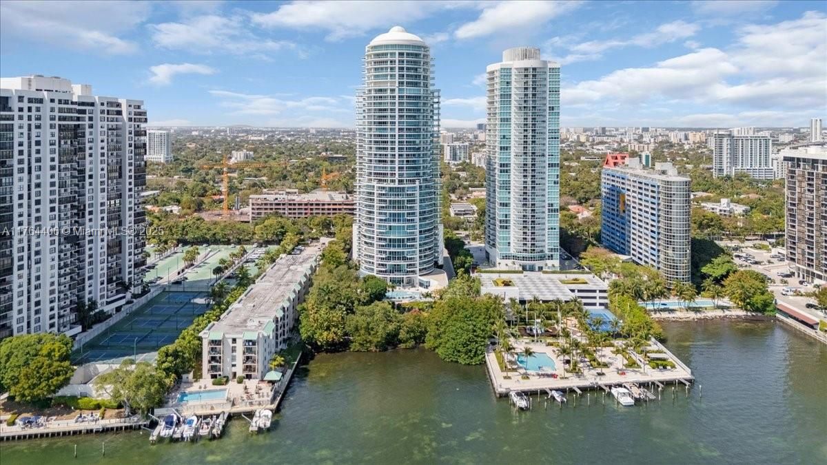 最近售出: $4,076,450 (3 贝兹, 3 浴室, 3065 平方英尺)