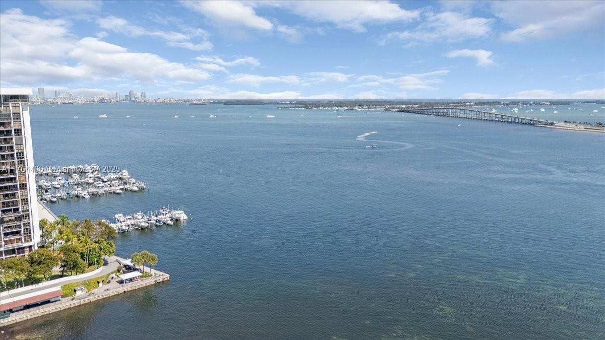 最近售出: $4,076,450 (3 贝兹, 3 浴室, 3065 平方英尺)