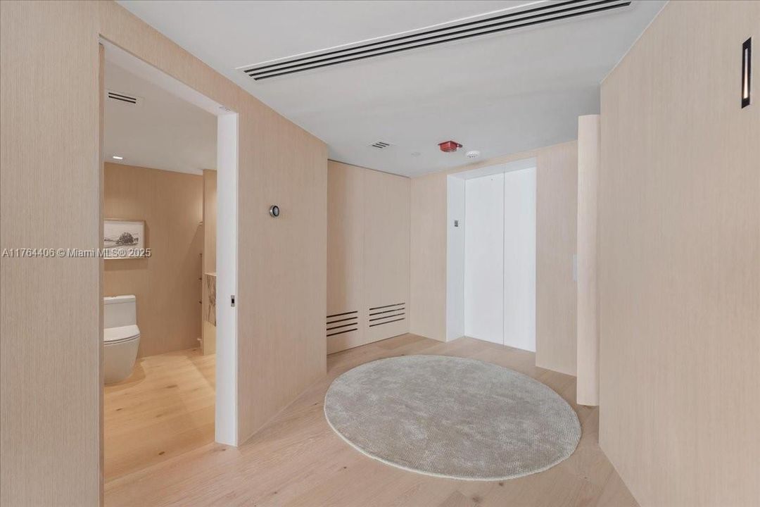 最近售出: $4,076,450 (3 贝兹, 3 浴室, 3065 平方英尺)