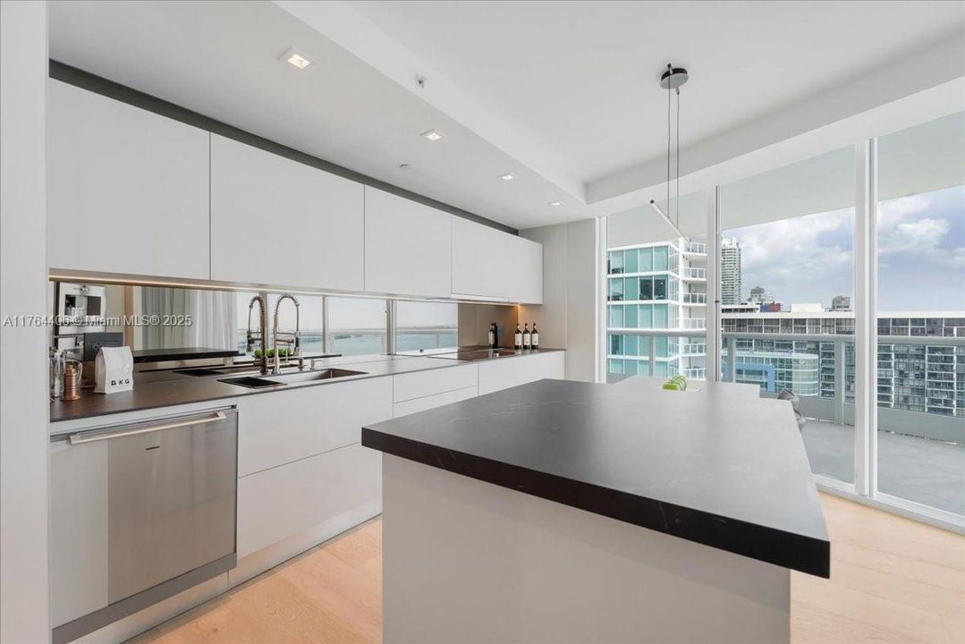 最近售出: $4,076,450 (3 贝兹, 3 浴室, 3065 平方英尺)