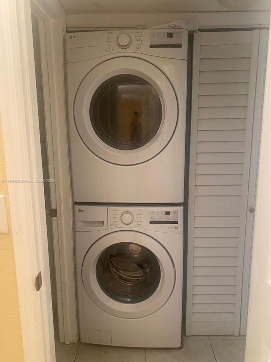 最近售出: $260,000 (2 贝兹, 2 浴室, 977 平方英尺)