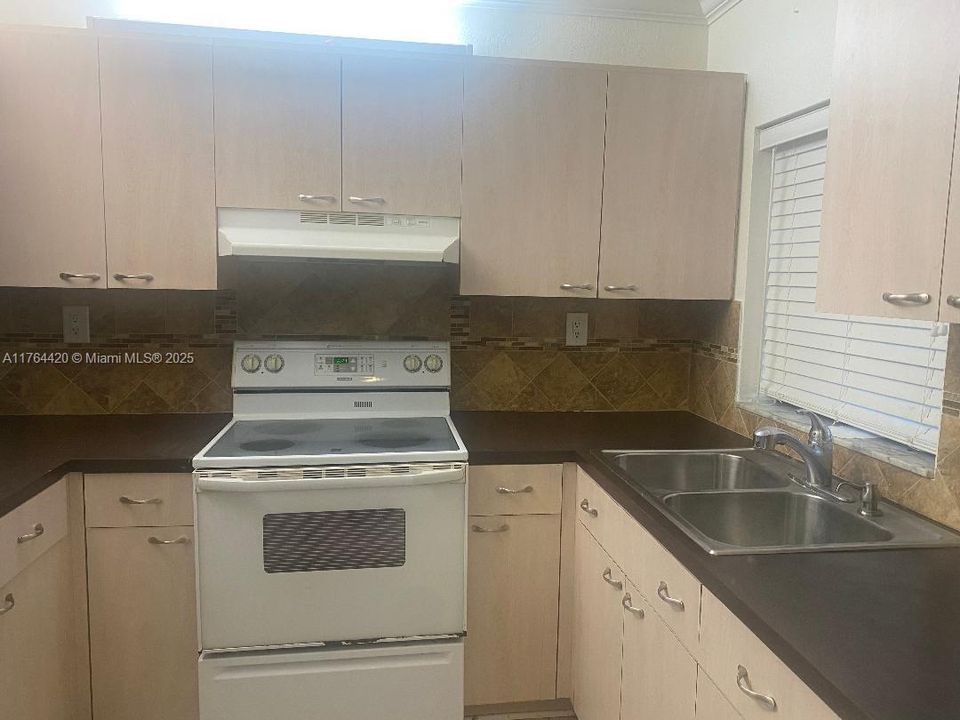 最近售出: $260,000 (2 贝兹, 2 浴室, 977 平方英尺)