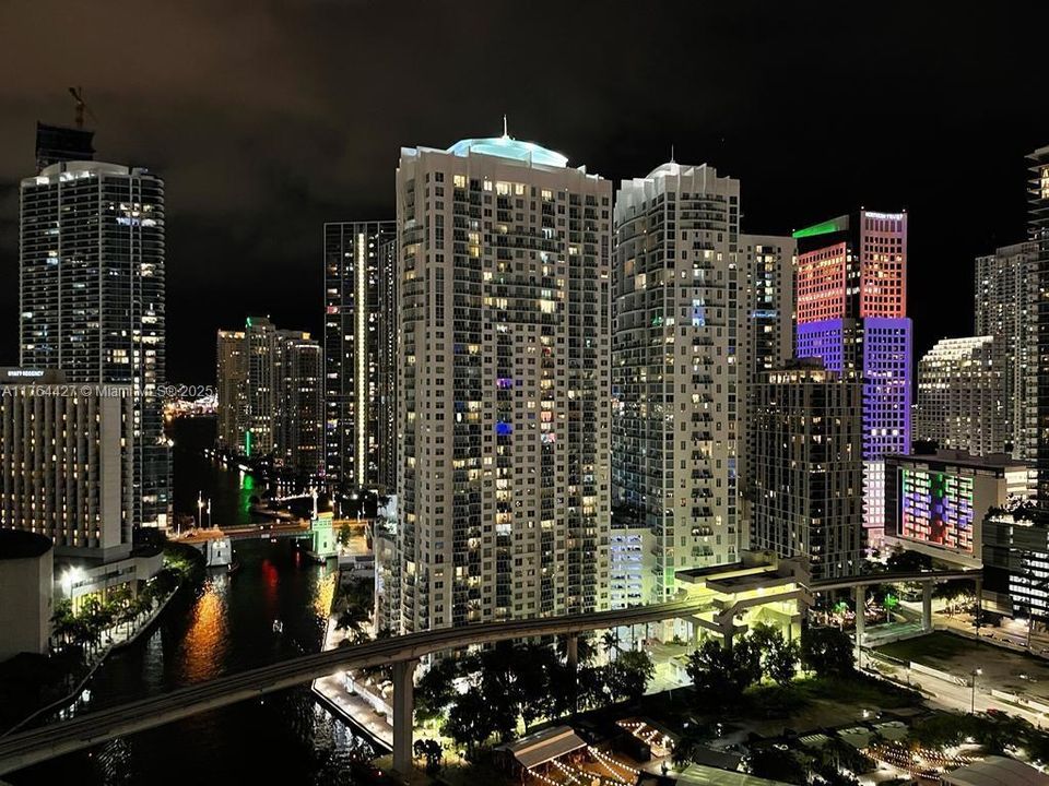 Недавно продано: $697,000 (2 спален, 2 ванн, 1385 Квадратных фут)